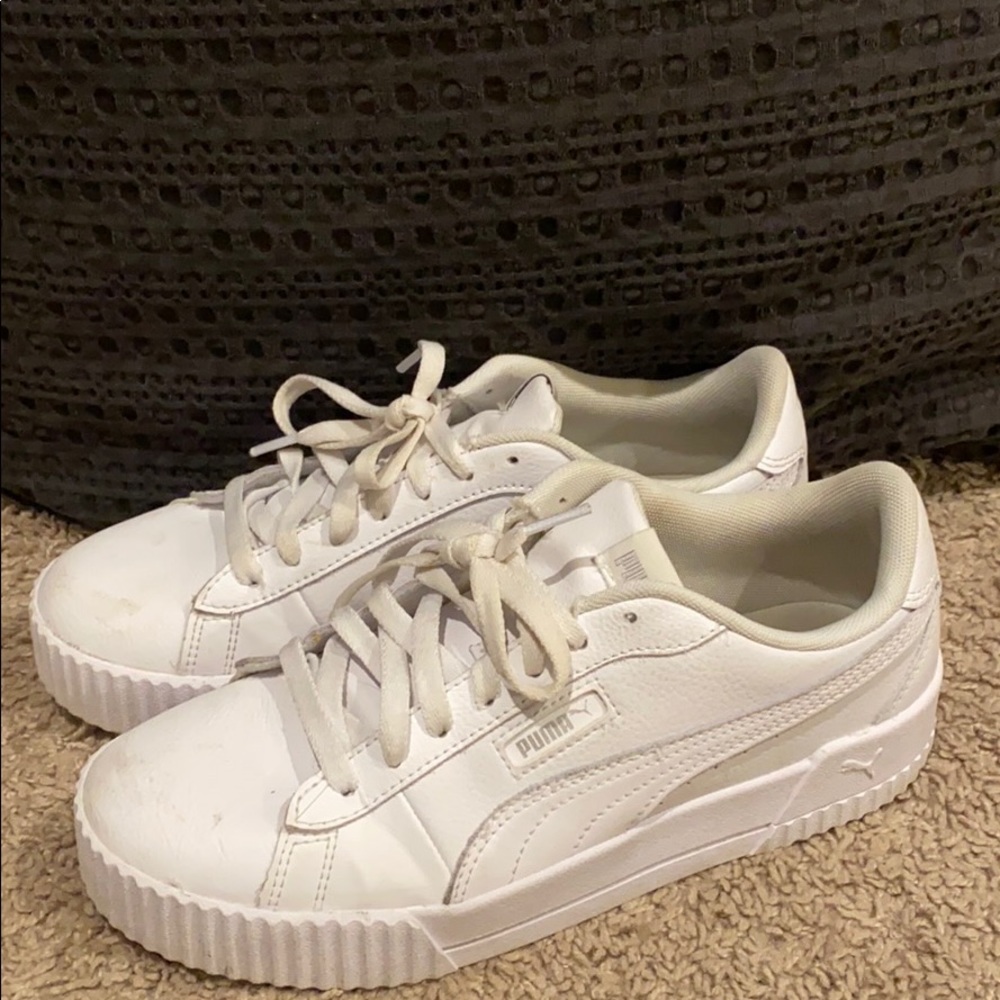 White Puma sneaks